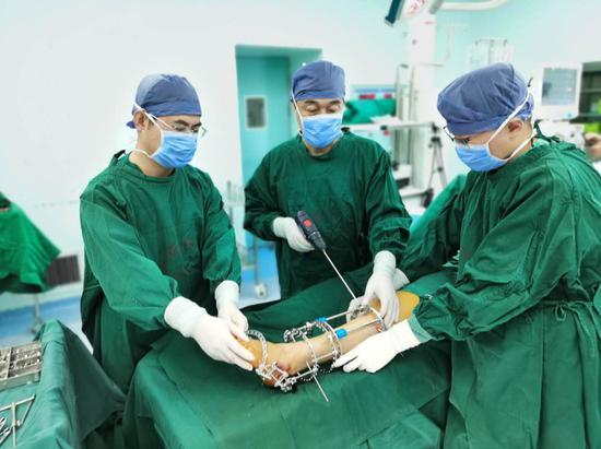 杨华清(中)在为患者手术.