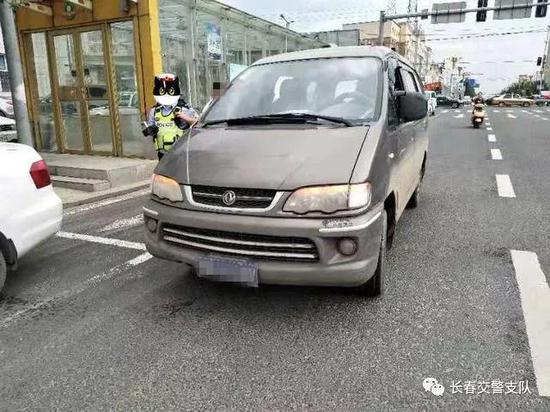 长春男子喝隔夜酒+二次酒驾被查 证吊销罚2000拘5天