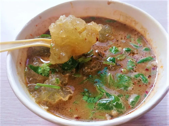 来到桂林路步行街,总是想先来一碗李老二炒粉,毕竟是这条街上的老字号