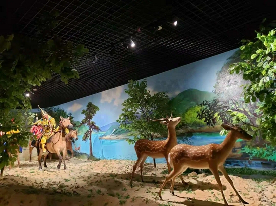 旅游频道 > 正文  二楼为鹿产品展示厅,展示销售以梅花鹿副产品为原料