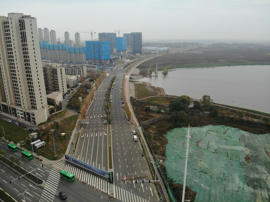 长春市南部新城芳草街道路顺利通车