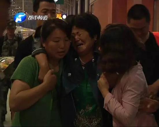 抵达吉林，母亲杨秋华再也控制不住自己的情绪了。