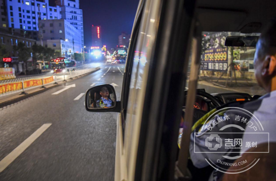 驾驶警车迅速到达现场调解