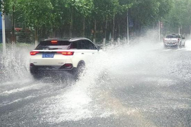 长春暴雨袭城！不少车辆受困 这些易积水路段注意绕行 - Vimarsana News