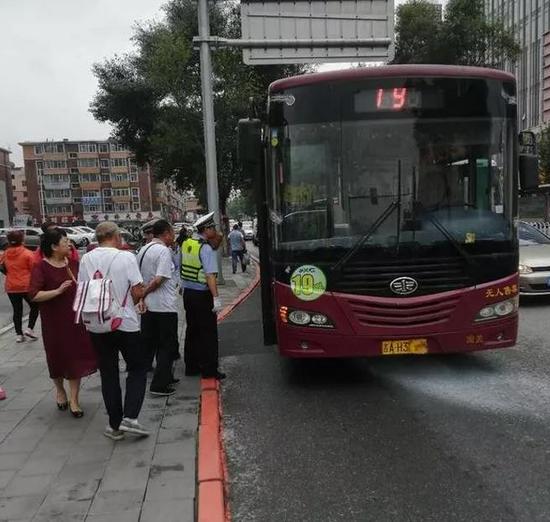 公交车突然爆响冒出白烟 长春交警第一时间疏散乘客