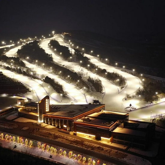 天山滑雪场图片