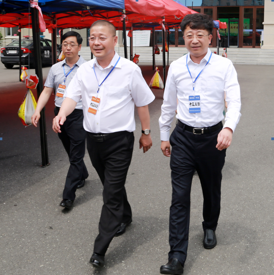 珲春市政府市长张吉锋来到珲春市一中,二中视察全市高考组织,服务及