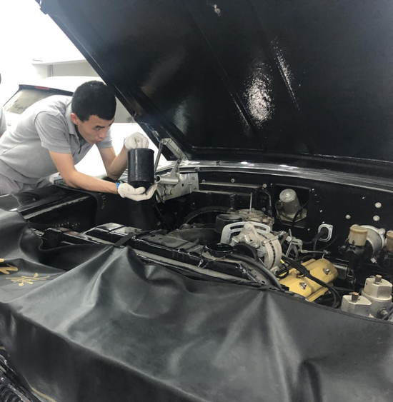工程师为红旗ca770高级轿车更换胶垫.
