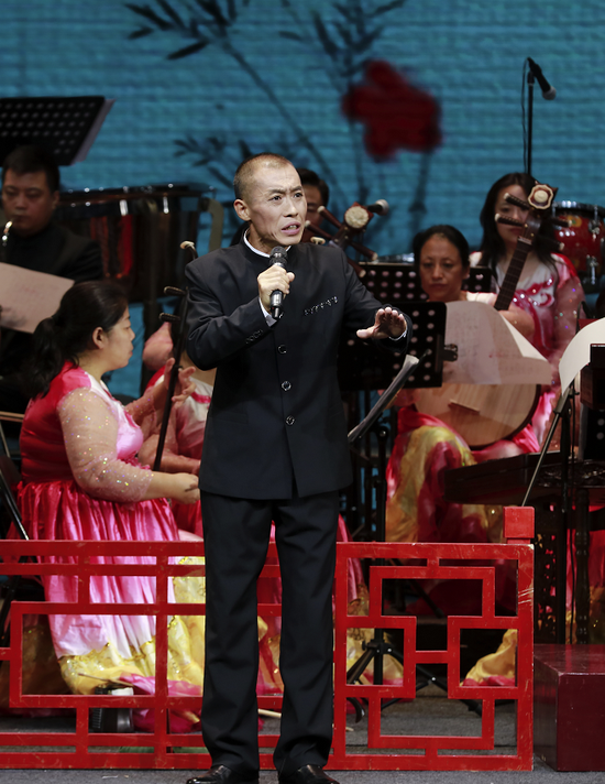 著名表演艺术家郑桂芳的演唱字正腔圆,韵味悠长,深得花派精髓,感染力