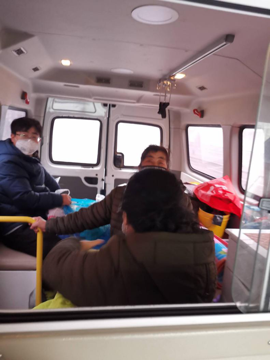 患儿及家属在120救护车里