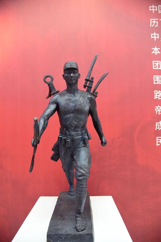 "奋斗百年路,启航新征程暨百件红色雕塑作品展"开展