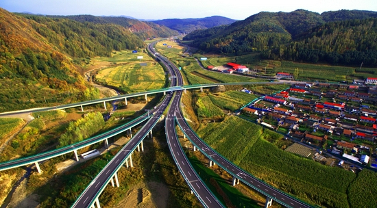 交通运输部长白山区鹤大高速公路资源节约循环利用科技示范工程顺利