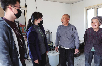 "这两年,镇里和村里没少帮我,自从村里有了扶贫产业后,我便到这里打零