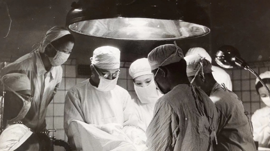 上世纪60年代，蔡奎益拍摄的延边医院医生工作和教学场景。