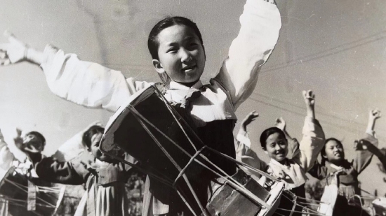 上世纪六七十年代，蔡奎益拍摄的群众长鼓舞表演照片。