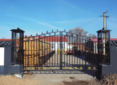 农家院的4.5米宽大门