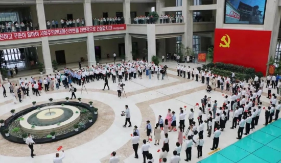 7月1日上午，“庆祝党的生日 重温入党誓词”主题党日活动现场，一场以“快闪”方式呈现的“歌曲联唱”将活动气氛推向高潮。