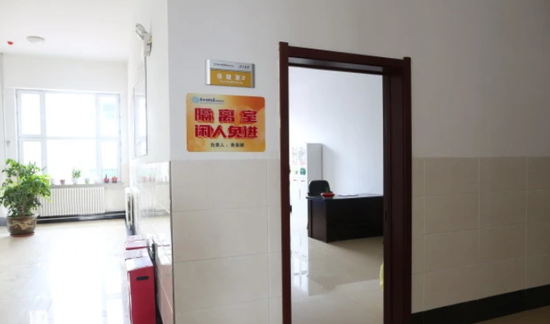 午休用餐时间,广播提醒全体学生分班级错峰就餐,就餐时不对坐,不交谈.