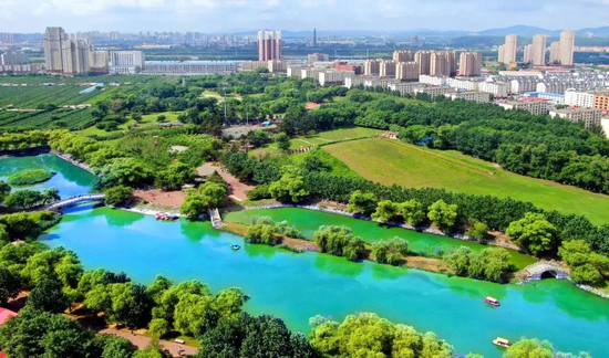 近日,位于吉林市龙潭区湘潭街的江北公园,经过两年的修建改造后焕然一