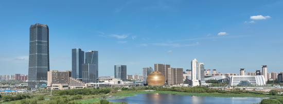 阳光照射下,玻璃幕墙发出耀眼光芒,那错落有致的楼体,是城市的天际线