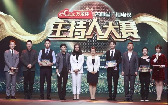 评委为晋级半决赛选手颁发直通卡play吉林省广播电视主持人大赛复赛