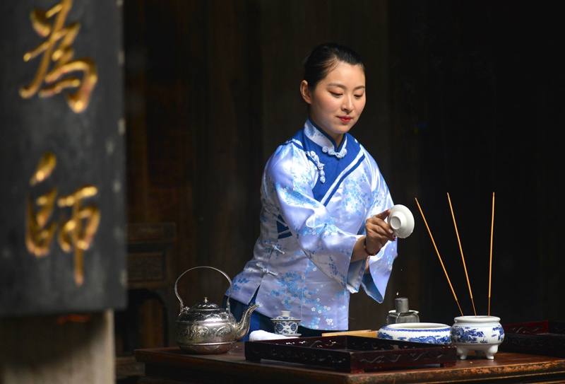 江西婺源:篁岭古村秀茶艺