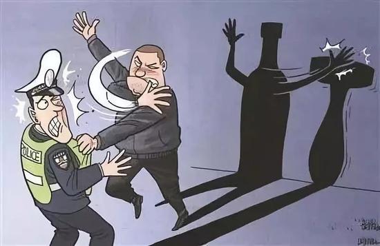 上饶一女子暴力袭警多次踹民警下体咬手腕