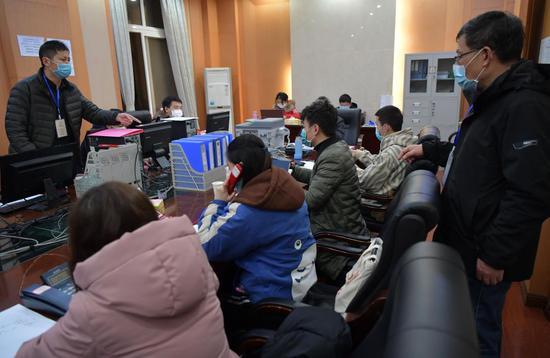 在南昌"抗疫"指挥部,工作人员正在加班加点工作.新华社记者 彭昭之 摄