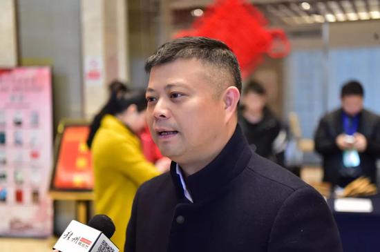 政协委员邹荣华正在接受记者采访