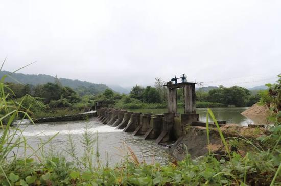 据了解,溺水少年名叫陈某某,今年14岁,家住宜黄县黄陂镇芒坳村,不会