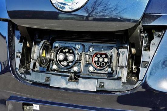 按压腾势450的logo处,就可自动开启车辆充电口,内部集成了快充和慢