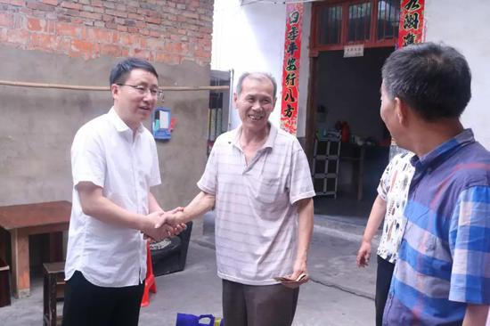 塘山镇党委书记万向阳一行来到青湖村走访慰问困难老党员