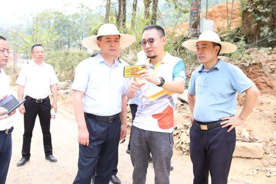 上饶市委书记马承祖深入望仙峡谷小镇调研