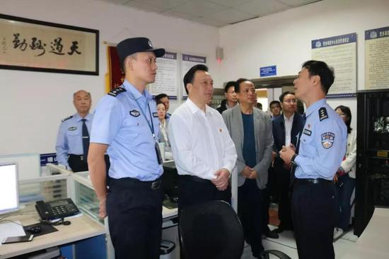 副市长,市公安局局长万秀奇在塘山镇开展"不忘初心,牢记使命"主题教育