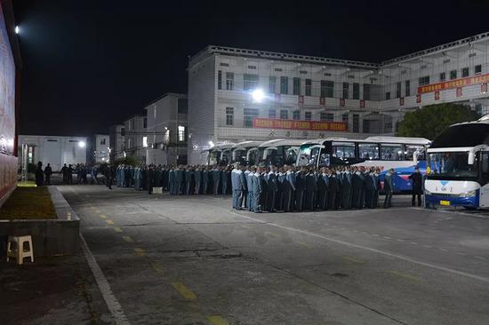 正文  12月10日上午   3300多名监狱服刑人员分四批   从省景德镇监狱