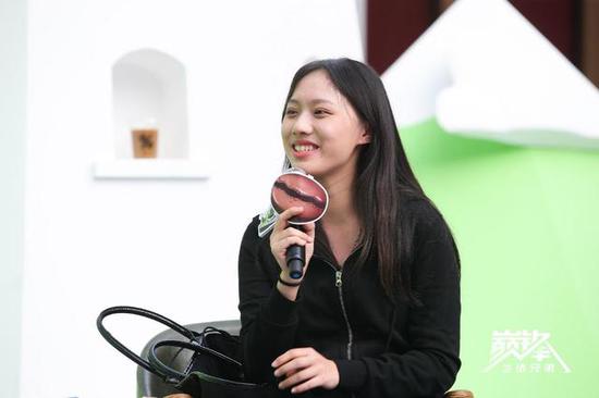 [现场客人与何润锋、思文分享故事] 随着参与互动的客人越来越多，思文依然在有条不紊的帮助大家排忧解难