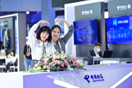 电信展台靓丽的迎宾小姐姐