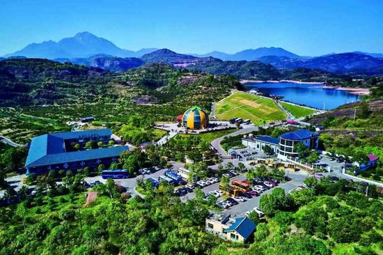 形成以傅坊温泉小镇为核心的康养示范基地,并通过县老年大学沁华分校