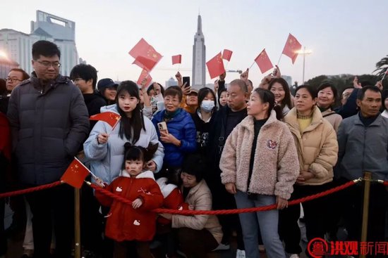 南昌八一广场升国旗迎十二月