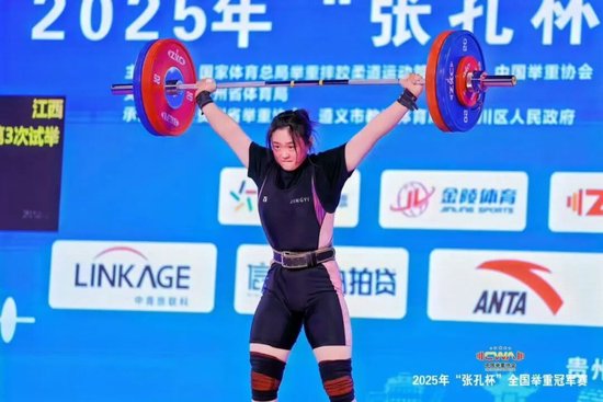 江西敖欣勇夺举重全国冠军
