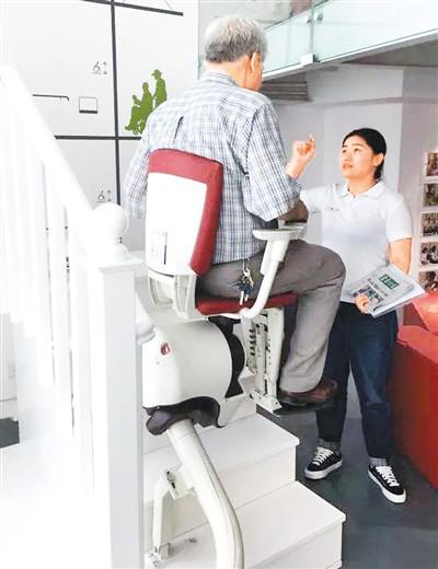 图为为居住在楼层的老人安装的方便"电梯"