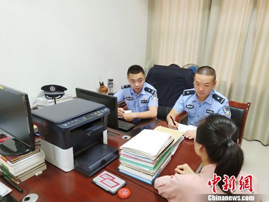 受害人小琴到派出所报案 欧阳智慧 摄
