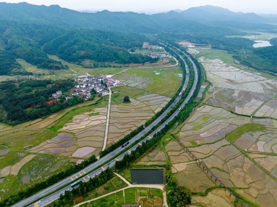航拍江西金溪阡陌交通路畅景美画中行图