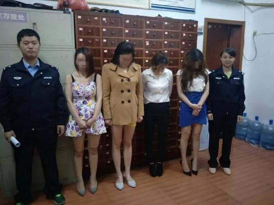 横峰"皇家娱乐"ktv遭突击检查 17个男女被抓