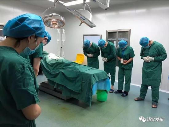 (医务人员肃立默哀)