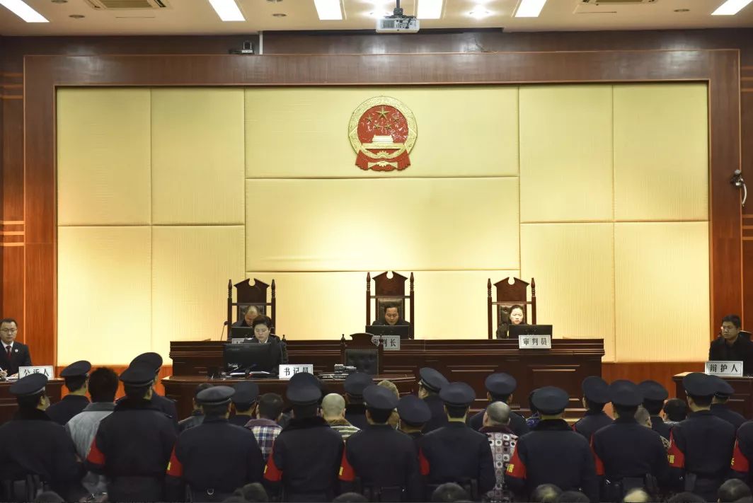 12月29日上午,景德镇市昌江区人民法院对徐森林等18名被告人组织,领导