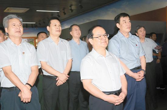 鹿心社刘奇等参观八一起义纪念馆缅怀革命先烈