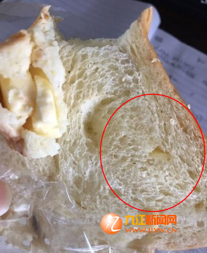 九江一手工吐司店吐司保质期内出现黑色霉点