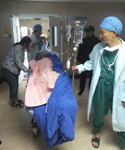 王泽奇做完手术,被推出手术室 警方供图