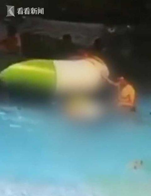 女孩泳池溺水身亡 腰上套游泳圈从充气船下飘出